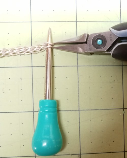 Judy Larson's Double Foxtail Chain - , Wire Jewelry Design, Making Chain, Chain Making , Loops, Wire Loop, Wrapped Wire Loop, loops are on the awl using flat nose pliers